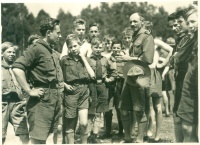 Teleki Pál (miniszterelnök) cserkészek társaságában 1933-ban, a 4. Cserkész Világdzsembori alkalmából Gödöllőn [Sajtófotó]
