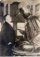 Felvinczi Takács Zoltán (balra) és Buddha  [Sajtófotó]