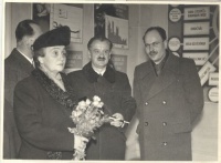 Schenk ? : Tildy Zoltán köztársasági elnök (középen) - egy anya- és családvédelmi kiállításon.  [Sajtófotó]