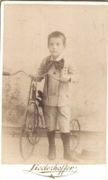 Liederhoffer [Jenő] : Kisfiú triciklivel