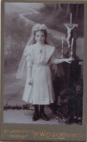 Weiser A. : Elsőáldozó kislány egész alakos fotója, cabinet méret