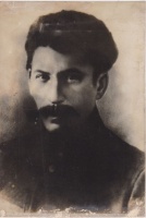 Joszif Visszarionovics Sztálin fiatalkori képe [reprodukció]