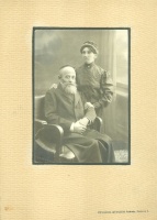 Steuer Ábrahám, Szatmár rabbijáról és feleségéről készült fotók (2 db.) valamint Steuer Ábrahám kézzel írt levele Zoltán fiához. 