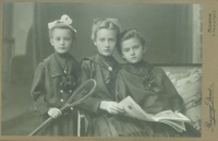 Három nővér (?) teniszütővel és újsággal