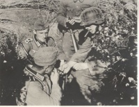 Cigarettaszünetet tartó katonák a lövészárokban