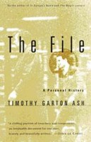 Ash, Timothy Garton  : The File. A Personal History.