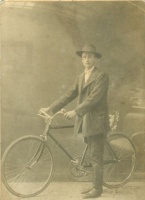 Fiatalember kerékpárjával [Fotó]