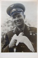 254. Ю(рий) А(лексеевич) Гагарин. [Gagarin békegalambbal.] [Sokszorosított fotó. Képeslap.]<br><br>[Gagarin with peace dove.] [Mimeographed photo. Postcard.]