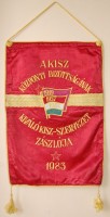277. A KISZ Központi Bizottságának kiváló KISZ-szervezet zászlója 1983. [Közepes méretű zászló.]<br><br>[Flag of the KISZ (Hungarian Young Communist League) central committee’s excellent KISZ organization, 1981.] [Medium-sized flag.]