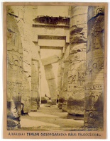  BONFILS, (FÉLIX) : Egyiptom. A karnaki templom oszlopcsarnoka. / ÉGYPT. Karnak. Colonne inclinée dans la salle hypostyle.