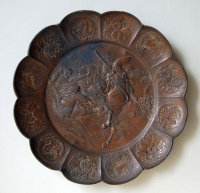 214.     Fighting samurais. : Old japanese family crests motifs on                 the edge of plate