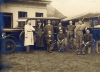 009.   [Autószerelő műhely az 1920-as évekből]. [amatőr fotó]<br><br>[Car mechanic workshop from the1920s]. [amateur photo] : 