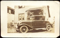 038.   [1928-as Ford coupe]. [2 db amatőr fotó]<br><br>[2 pcs amateur photos] : 