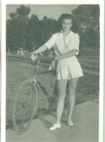 Nő kerékpárral - Siófok, 1953. aug.17.