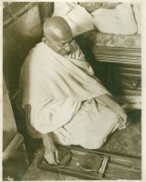 Gandhi Lands in England.  1931.IX.31.  (Sajtófotó)
