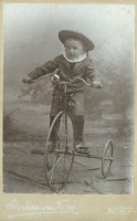 Triciklis kisfiú [Fotó]
