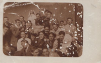 Feszty Masa (középen) főiskolás csoporttársai körében.