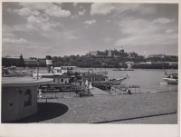 Dulovits Jenő : Budapest. Vigadó kikötő szemben a budai várral.