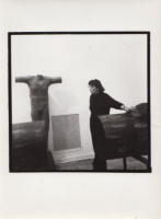 Ismeretlen : Schaár Erzsébet (1908-1975) szobrászművész, a kiállításának rendezése közben.