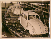  VOLKSWAGEN gyár Wolfsburg, Németország - VW Beetle, Bogár a gyártósoron