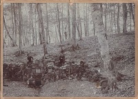 Ismeretlen : Kirándulók a Hoffmann-kút forrásnál. [1906]. Visegrádi-hegység. 