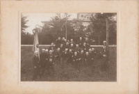 Budapesti (Budai) Torna Egylet tagjai, az egylet zászlójával, 1910 körül