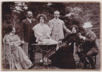 Béla, Julia, Ákos, Gizella, Árpád és Irma a kertben.