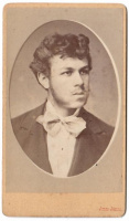 Pelyhedző bajszú és pofaszakállú ifjú 1888 körül