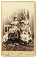 Pozsonyi barátnők (Majláth M., Révy G., Weinberger I, Veszely E.) jelzett műtermi csoportképe, 1901. 