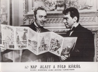Charles Boyer és Cantinflas (Around the World in 80 Days, 1956.) c. Verne adaptációban. [Vitrinfotó].