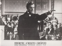 Louis Jourdan címszereplő vádol a Monte Cristo grófja (Le Comte de Monte Cristo, 1961.) c. kétrészes francia filmadaptációban. [Vitrinfotó]