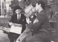 Vass Éva és Zenthe Ferenc a Rózsák tere egyik padján az Álmatlan évek (1959.) c. magyar filmben (Stock-fotó) ... csókolóznak.