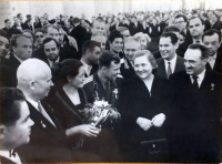 Gagarin, ünneplése Hruscsov és Nyina Petrovna Hruscsova  társaságában - vintage fotó
