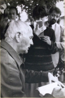 Ismeretlen fotós : Bohumil Hrabal (1914-1997) Budapesten. Dedikálás közben készített portréja II. [Vintage fotó]
