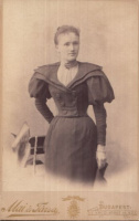 Fiatal hölgy egészalakos portréja. Visit fotó, ca.1900.