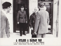 Major Tamás a házmester és Feleki Kamill mint lakó összeszólalkoznak az A gyilkos a házban van c. magyar krimiben (Vitrinfotó)