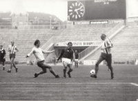 Rákosi Gyula (1938 - ) a Ferencváros saját nevelésű, legendás játékosa a Budapest-Prága válogatott öregfiúk mérkőzésen a Népstadionban. Ca. 1980-as évek.