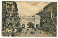 Budapest. Andrássy út a spanyol király tiszteletére készült diadalkapuval, Takarékpénztár, Fonciére Biztosító. (1913)