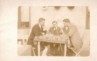Sakkozó férfiak [Fotóképeslap]