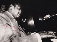 OSCAR PETERSON (1925-2007) kanadai jazz zongorista vintage, aláírt fotója. 1970. Budapest.