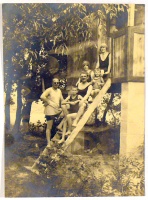 Üdülő család a Szentendrei-szigeten, Szigetmonostor, 1928.