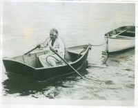 Albert Einstein professzor csónakot vontat a Connecticut folyón - sajtófotó