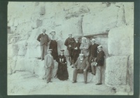 Gotthard Jenő és családja, barátai társaságában Egyiptomban