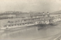 A Kőbányai Dohánygyár dolgozói hajókázni indulnak (1930. VIII. 15.) [Fotó]