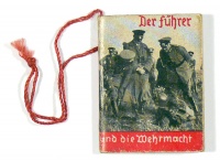 Der Führer und die Wehrmacht. [karácsonyfadísz náci propaganda minikönyv, 1939]