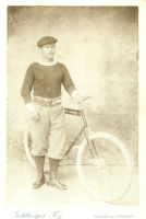 Kerékpáros fiatalamber [Fotó]