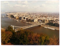 Budapest látképe az Erzsébet híddal és a Duna-korzóval