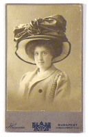 Nagy kalapos női portré