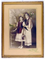 Ifjú pár műtermi esküvői fényképe népies ruhában