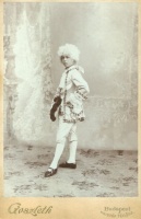 Fiú XVIII. századbeli kosztümben